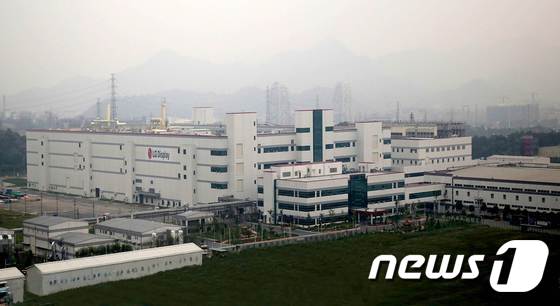 LG디스플레이가 중국 광저우에서 가동 중인 8.5세대 LCD 패널 공장(LG디스플레이 제공) © News1 