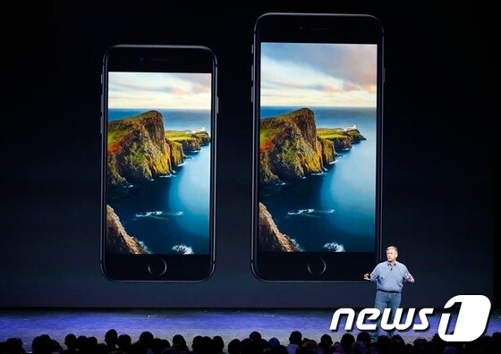 애플이 '아이폰6'와 '아이폰6 플러스'의 사전 예약주문량이 사상 최고 기록을 세웠다고 밝혔다. © News1