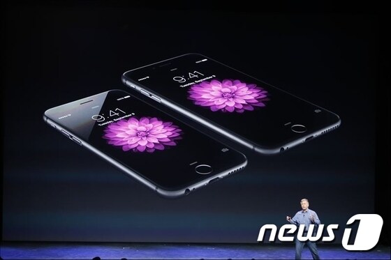 애플의 신제품 아이폰6와 6플러스가 예약판매 신기록을 세웠다. © News1