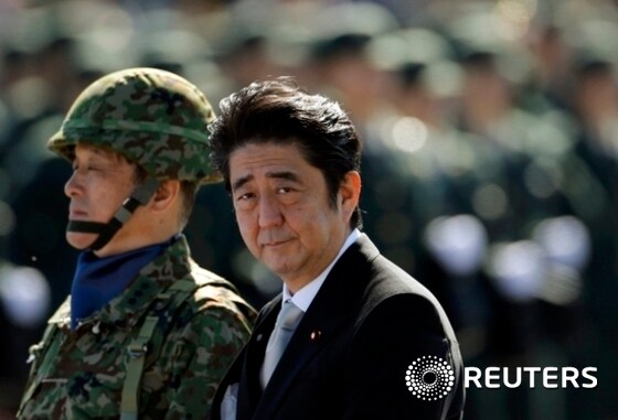아베 신조 일본 총리가 지난 2013년 자위대 창설 기념식에서 부대를 사열하고 있다.<br />© News1