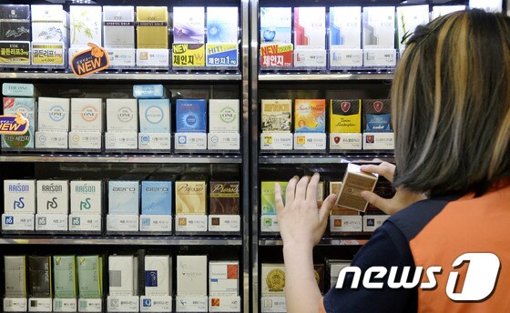 서울 시내 편의점에 진열된 담배./뉴스1 © News1 안은나 기자