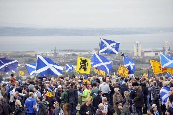 스코틀랜드 분리독립 지지자들이 에딘버러에서 스코틀랜드기를 흔들고 있다 © AFP=News1