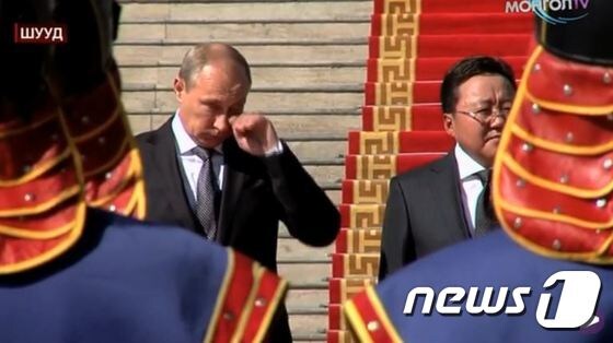 블라디미르 푸틴 대통령이 눈물 흘리는 장면이 몽골 방송에 포착됐다. 사진 출처는 알아라비아 TV. © 뉴스1