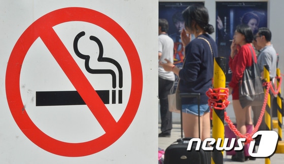 서울역 흡연구역에서 담배를 피우고 있는 시민들./뉴스1 © News1 송은석 기자