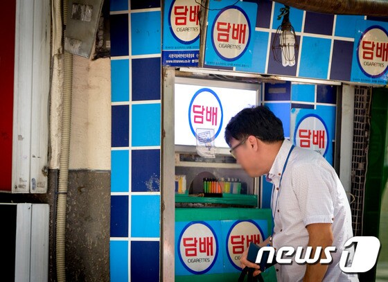 11일 담뱃값 인상 소식을 접한 한 시민이 서울 무교동의 매점에서 담배를 구입하고 있다. 2014.9.11/뉴스1 © News1 송은석 기자