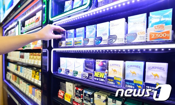 우리나라에서 빅맥 하나 가격으로 32.8개비의 담배를 살 수 있다는 분석결과가 나왔다. © News1