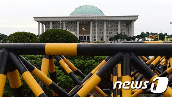 서울 여의도 국회 정문의 바리케이트 뒤로 국회의사당이 보이고 있다./뉴스1 © News1 박세연 기자