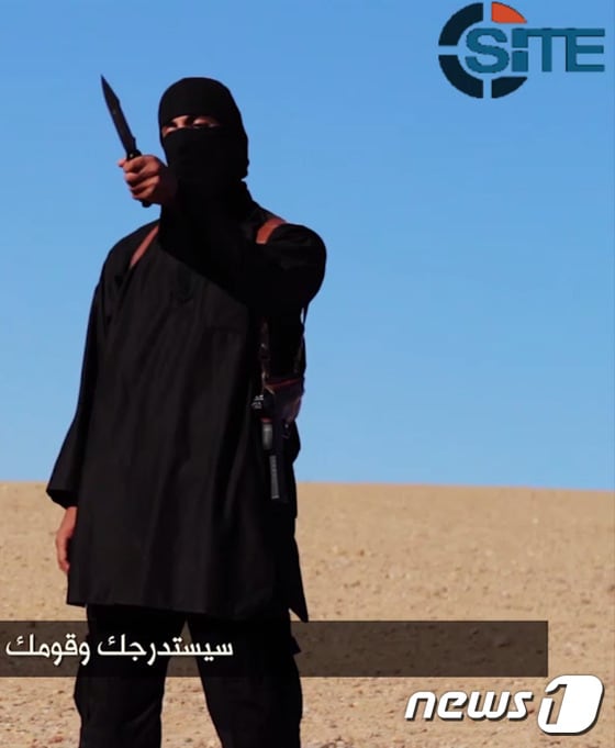 13일(현지시간) 공개된 영국인 데이비드 헤인스 참수 영상에 등장한 IS 조직원 ´존´의 모습.© AFP=뉴스1