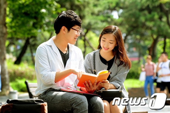 [자료] 학생들이 가을 햇살 아래 책을 보고 있다.2014.9.16/뉴스1 © News1 김대웅 기자