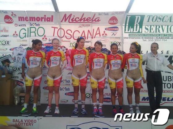  콜롬비아 여자 사이클팀의 유니폼이 선정성 논란에 휩싸였다. © 콜롬비아 레포츠 캡쳐