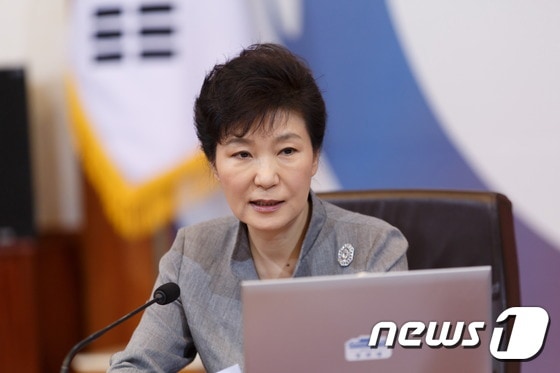 박근혜 대통령이 16일 국무회의에서 발언하고 있다. (청와대 제공) © News1 박철중 기자