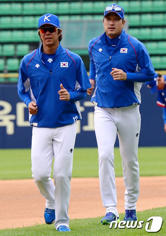 2014 인천 아시안게임 야구 대표팀이 19일 선수촌에 입촌했다. 봉중근(오른쪽)은 