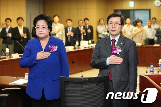 국민의례하는 윤종록 차관-김을동 국회의원