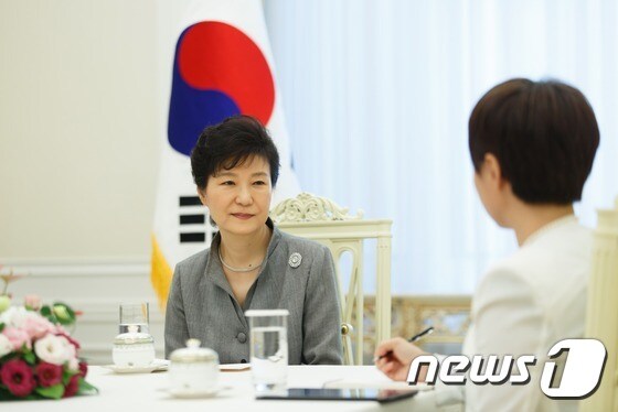 박근혜 대통령이 청와대에서 로이터 통신과 인터뷰를 하고 있다. (청와대 제공) 2014.9.17/뉴스1 © News1