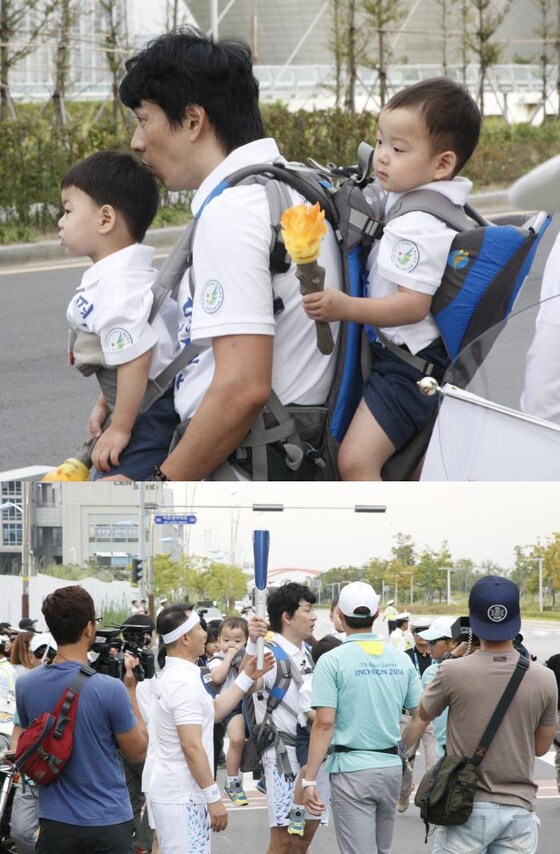 배우 송일국이 삼둥이와 함께 인천 아시안게임 성화 봉송 주자로 나섰다. © 2014 인천아시아경기대회 트위터 