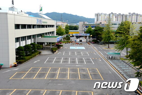 18일 오전 충북 증평군청의 주차장이 텅 비어 있다. 사진제공 = 증평군청 © News1