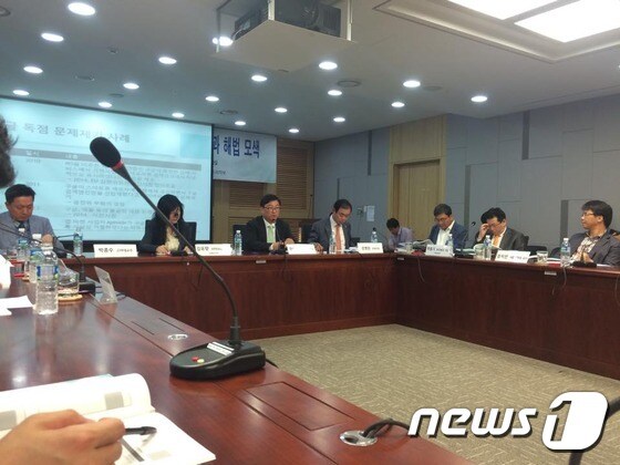 18일 국회에서 장병완 의원 주최로 열린 ´구글 독점, 국내 역차별 한국 ICT 현실과 해법 모색´ 토론회에서 참석자들이 토론을 이어가고 있다. © News1