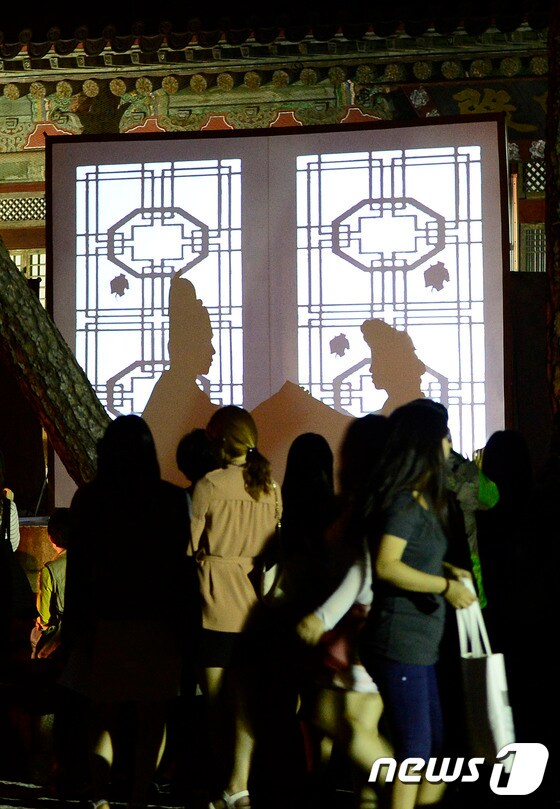 18일 오후 서울 종로구 야간개방중인 창경궁을 찾은 시민들이 