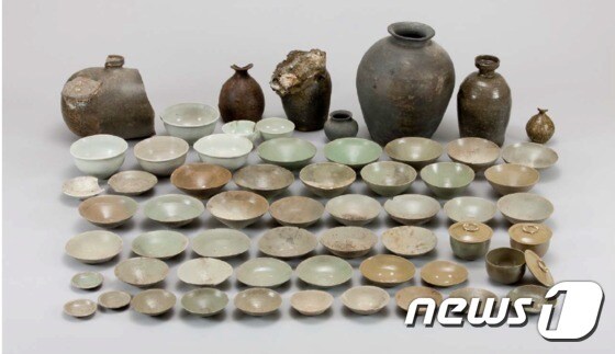 영흥도선 주변에서 출수된 도기들.(문화재청 국립해양문화재연구소)© News1