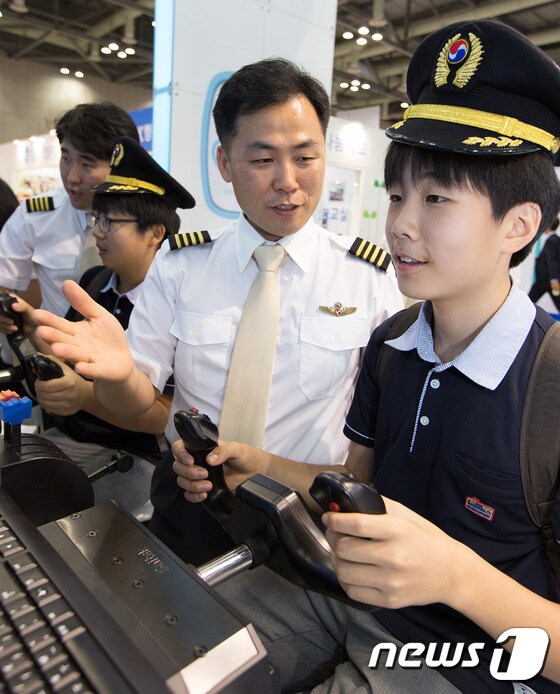 교육기부 박람회에서 항공기 조종사 체험을 하고 있는 학생들. (뉴스1DB)© News1