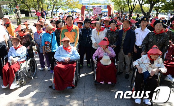 걷기 대회에 참석한 치매 환자들과 자원봉사자들./© News1