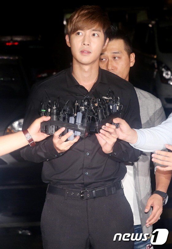 '여자친구 폭행' 김현중, 경찰서 출석