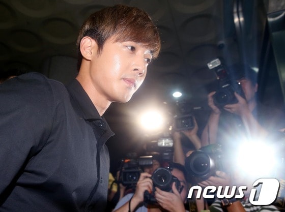 여자친구를 폭행한 혐의를 받고 있는 가수 겸 배우 김현중이 2일 오후 피의자 신분으로 서울 송파경찰서에 출석하고 있다. /뉴스1 © News1 정회성 기자