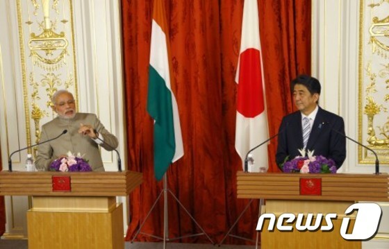 나렌드라 모디 인도 총리(좌)와 아베 신조(安倍晋三) 일본 총리가 1일 도쿄 영빈관에서 정상회담을 마친 후 공동 기자회견을 열고 있다. © AFP=뉴스1