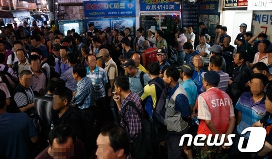 2일 새벽 서울 남구로역 인력시장이 일자리를 찾는 건설노동자들로 북적이고 있다. /뉴스1 © News1