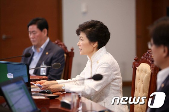 박근혜 대통령이 지난 2일 청와대 위민관 영상국무회의실에서 열린 청와대와 세종청사 간 영상국무회의에서 모두 발언을 하고 있다. (청와대) 2014.9.2/뉴스1 © News1