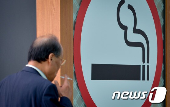 서울역 흡연구역에서 담배를 피우고 있는 고령 흡연자./© News1
