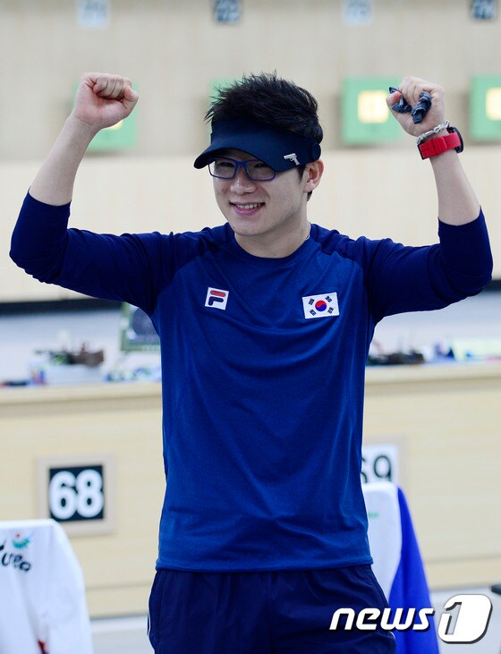 진종오가 21일 인천 아시안게임 남자 10m 공기 권총에서 7위에 오르며 결선 진출에 성공했다. © News1 박지혜 기자