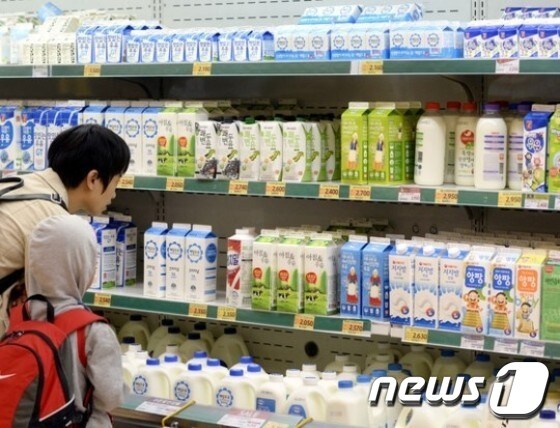 서울 시내 한 대형마트에서 소비자가 우유를 고르고 있다. © News1