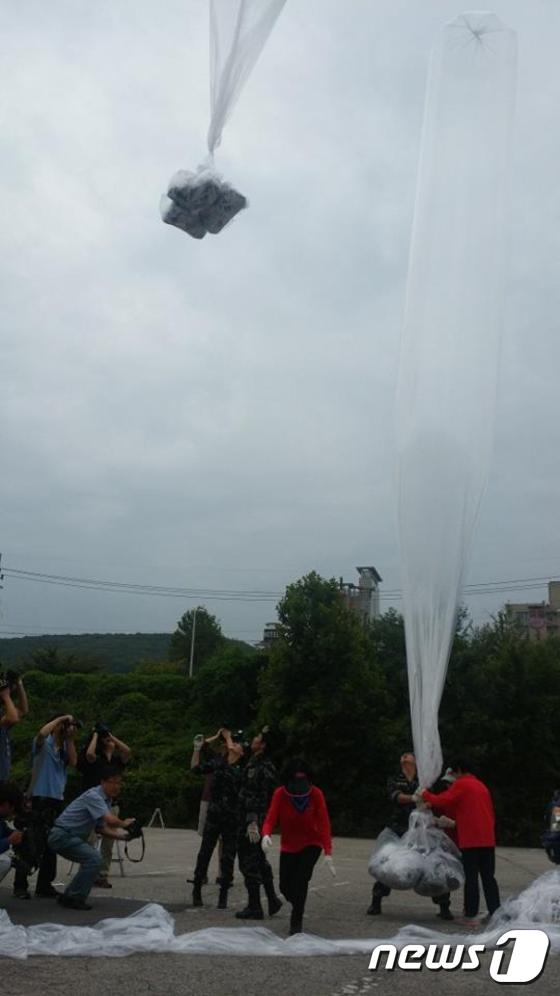 21일 오전 경기 파주시 오두산전망대 주차장에서 자유북한운동연합 회원들이 대북전단을 풍선에 날려 보내고 있다. © News1