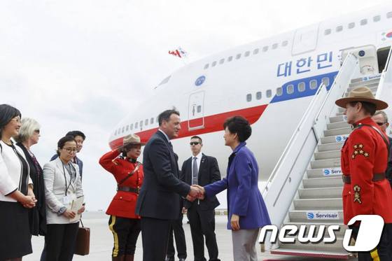박근혜 대통령이 캐나다 국빈방문을 위해 20일(현지시간) 오후 오타와 국제공항에 도착해 그렉 릭포드 천연자원부 장관의 영접을 받고 있다.(청와대) 2014.9.21/뉴스1 © News1
