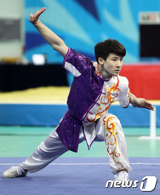 2014년 인천아시안게임 우슈의 남자 장권에 출전해 한국선수단에 첫 금메달을 안긴 이하성. (인천아시안게임조직위 제공)2014.9.21/뉴스1 © News1 이종덕 기자