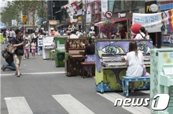 지난 5월 신촌 연세로에서 '열린 달려라 피아노 페스티벌' 모습.(서울시 제공)© News1