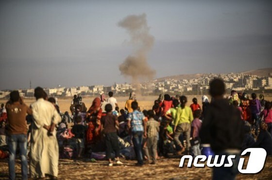 급진 이슬람 수니파 무장세력 ´이슬람국가(IS)´가 시리아 3번째 규모의 쿠르드족 마을 장악에 나서면서 시리아 쿠르드족이 국경을 넘어 터키로 대피하고 있다. © AFP=뉴스1