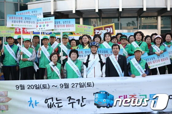 이해식 강동구청장은 22일 차 없는 주간 홍보 캠페인을 벌였따. © News1