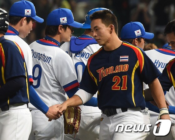 한국 야구, 첫 상대 태국과 '우정의 악수'