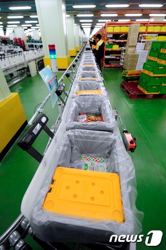 냉장상품을 담은 배송 박스 . 노란 뚜껑이 냉매제다. 소비자는 주문 후 빠르면 3시간 안에 상품을 받을 수 있다. © News1