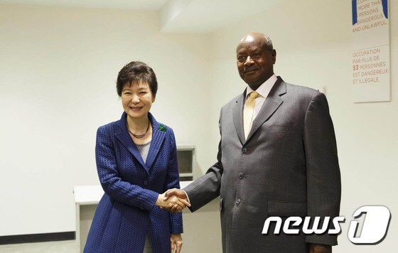 박근혜 대통령과 요웨리 무세베니 우간다 대통령.(청와대) 2014.9.24/뉴스1