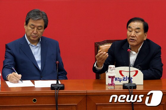 이재오(오른쪽) 새누리당 의원이 24일 오전 서울 여의도 국회에서 열린 최고중진연석회의에서 