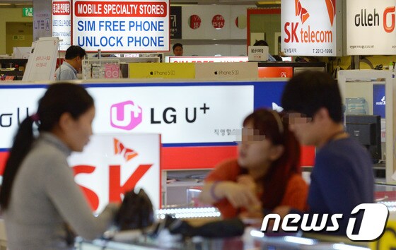 서울 용산구의 한 복합쇼핑몰 휴대전화 매장에서 시민들이 가입 상담을 받고 있다. © News1 민경석 기자