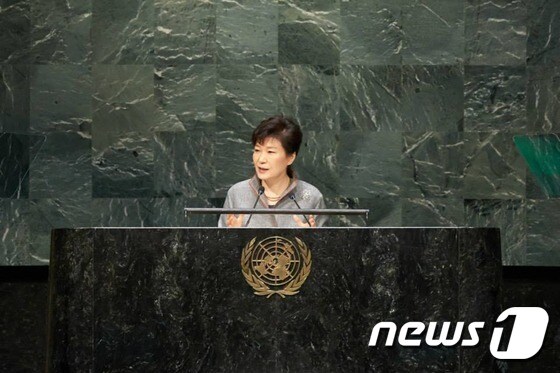 박근혜 대통령이 24일 오후(현지시간) 미국 뉴욕 유엔본부 총회장에서 유엔총회 일반토의 기조연설을 하고 있다. (청와대 페이스북) 2014.9.25/뉴스1 © News1