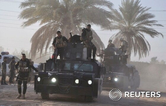 이라크 경찰의 특수기동대 대원들이 디얄라지방 무크다디야 북부에서 이슬람국가(IS) 반군들과 교전이 벌이지는 동안 경계를 강화하고 있다. / © News1