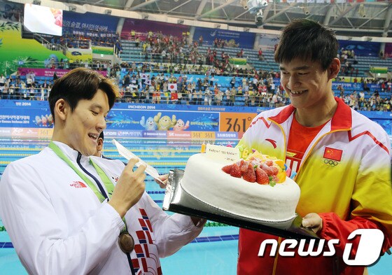 박태환(왼쪽)과 중국 수영선수 쑨양. © News1 허경 기자