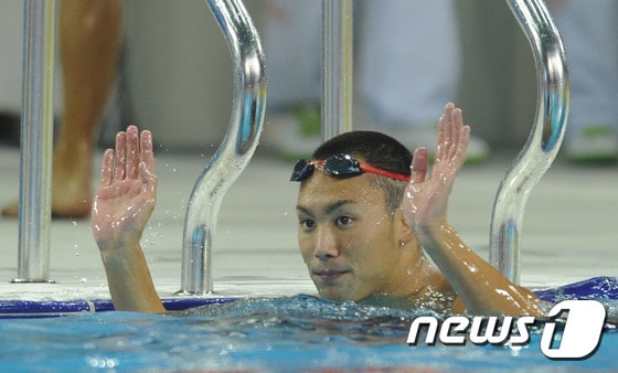 2014년 인천아시안게임 대회 중 한국 기자의 카메라를 훔쳐 일본으로 추방된 전 일본 수영 국가대표 도미타 나오야. © AFP=News1