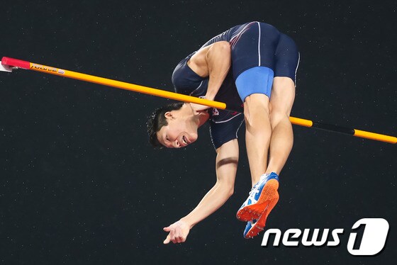 한국 장대높이 뛰기 '간판' 진민섭(인천시청)이 5ｍ50의 대회 신기록으로 금메달을 목에 걸었다. © News1