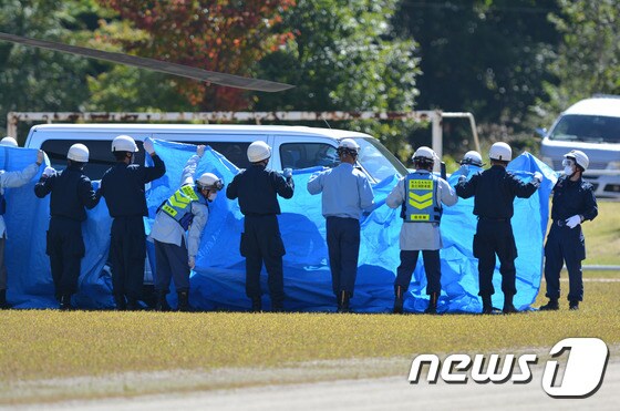 일본 구조대원들이 29일 온타케산 분화로 심폐기능이 정지된 사람들을 이송하고 있다.© AFP=뉴스1